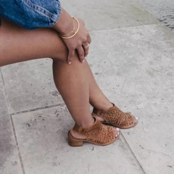 ANDRE CARIOCA CAMEL  LASER CUTOUT BOOTIE SANDAL - Picture 2 of 13